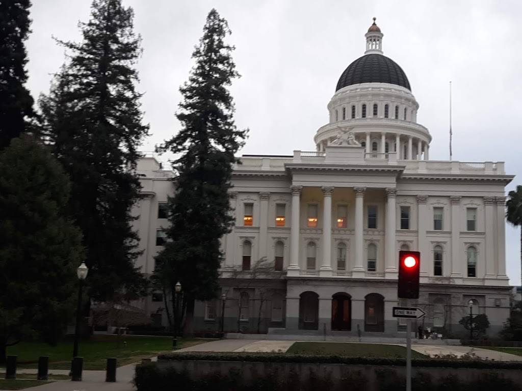 Starbucks | cafe | 1003 L St, Sacramento, CA 95814, USA | 9169300140 OR +1 916-930-0140