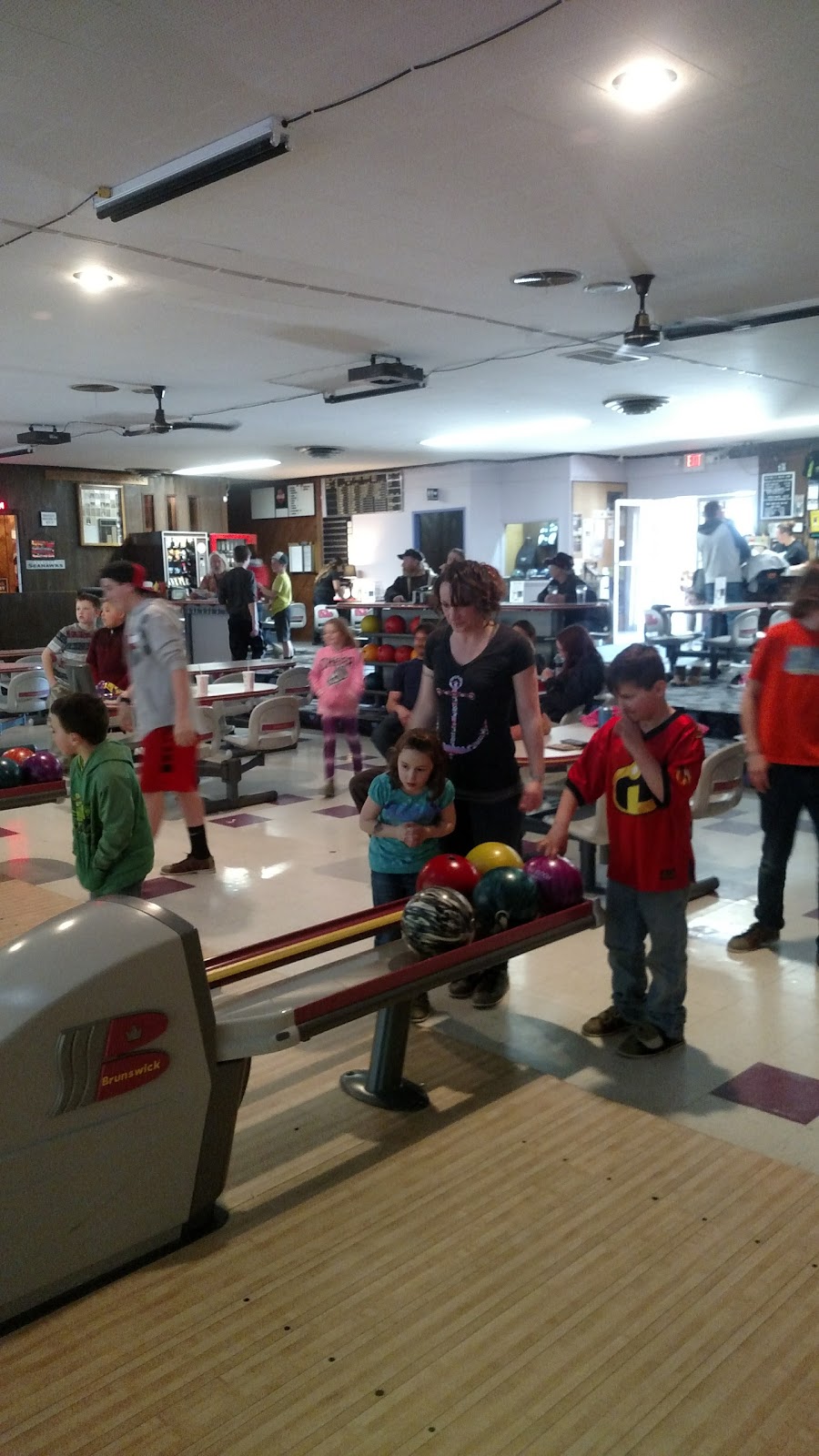 Chelan Lanes | restaurant | 518 W Manson Hwy, Chelan, WA 98816, USA | 5096822251 OR +1 509-682-2251