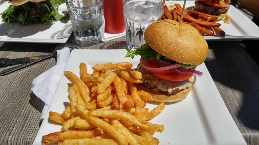 Burger Town | restaurant | 445 Chemin Bord-du-Lac, Dorval, QC H9S 2A7, Canada | 5146315757 OR +1 514-631-5757