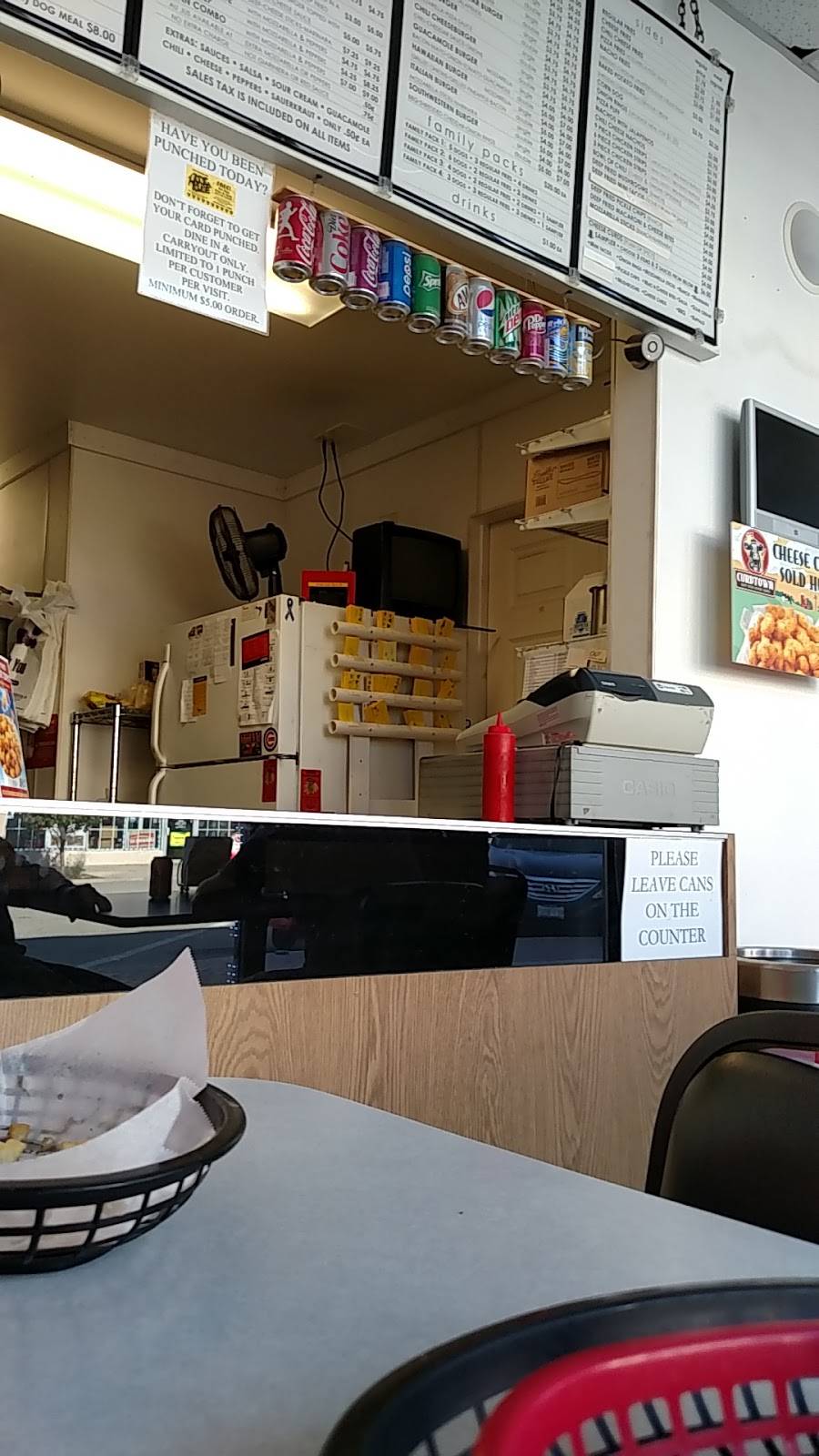 The Dog House | restaurant | 848 1st St, Lasalle, IL 61301, USA | 8157801333 OR +1 815-780-1333