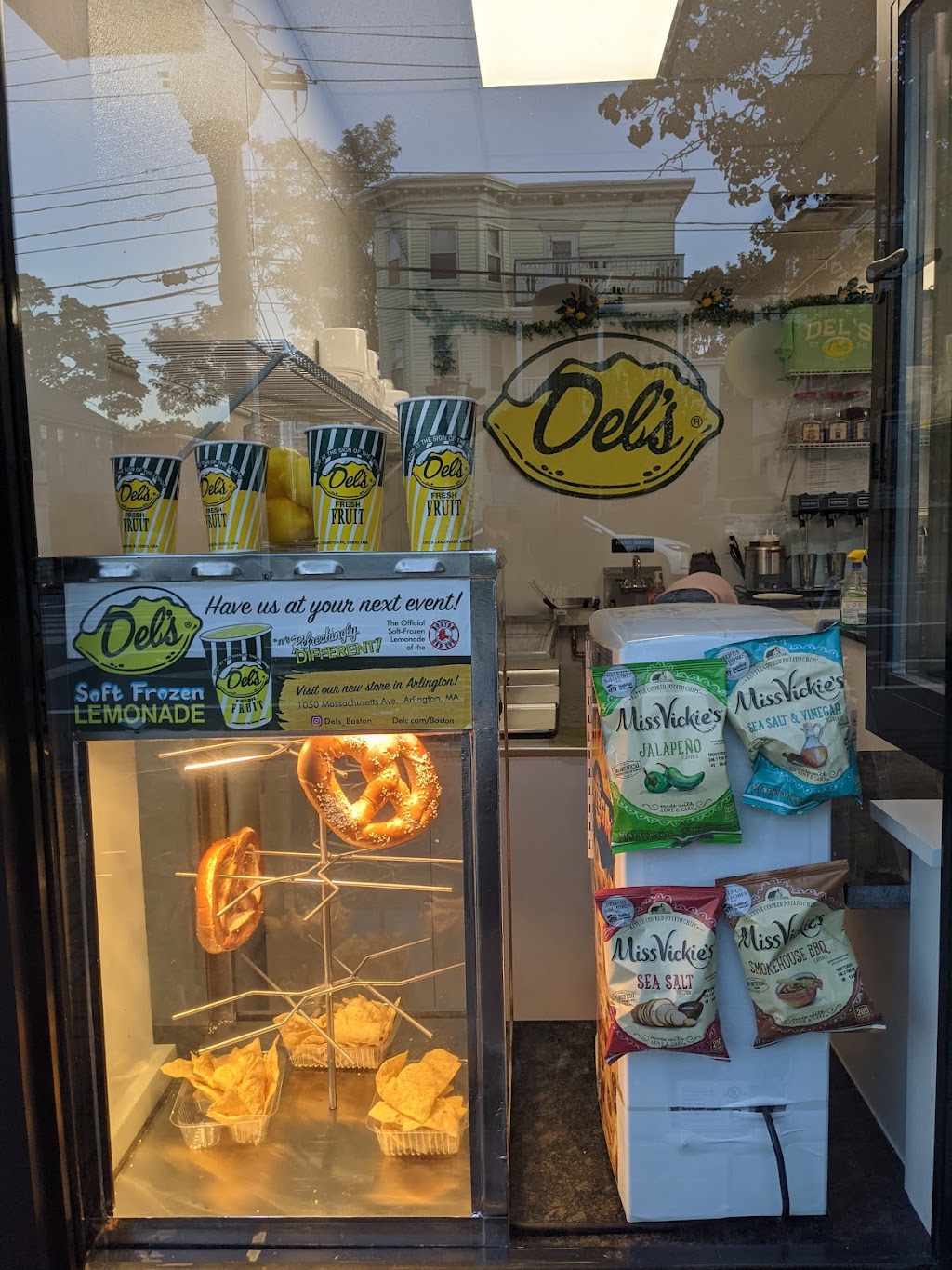 Dels Lemonade | meal takeaway | 1050 Massachusetts Ave, Arlington, MA 02476, USA | 7815836175 OR +1 781-583-6175