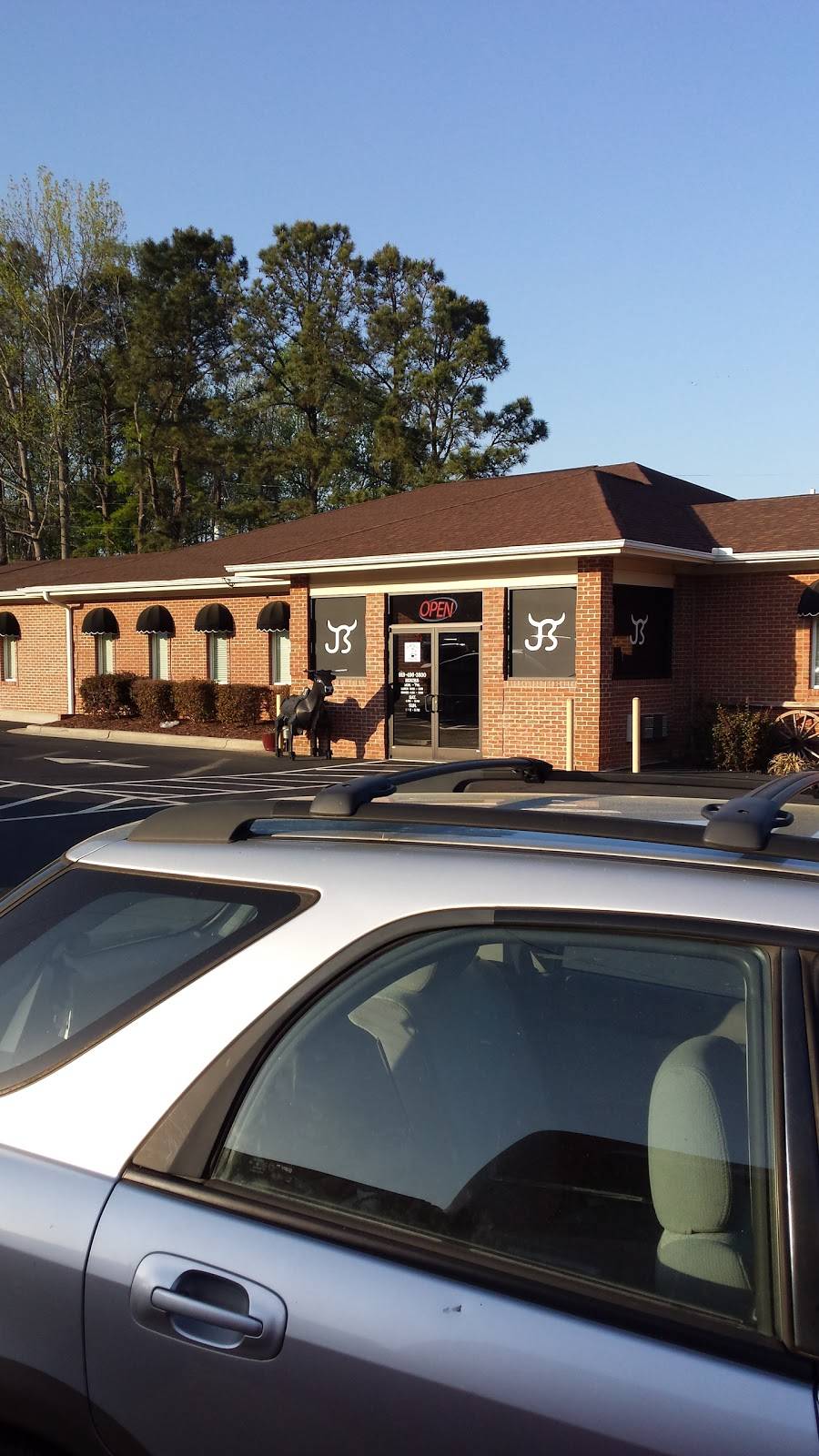 Johnny Bulls SteakHouse | restaurant | 32 Golden Leaf Dr, Louisburg, NC 27549, USA | 9194963800 OR +1 919-496-3800