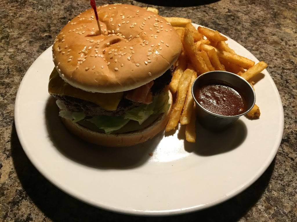 Vinnys Bar & Grill | restaurant | 7101 Tower Rd, Denver, CO 80249, USA | 3033734177 OR +1 303-373-4177