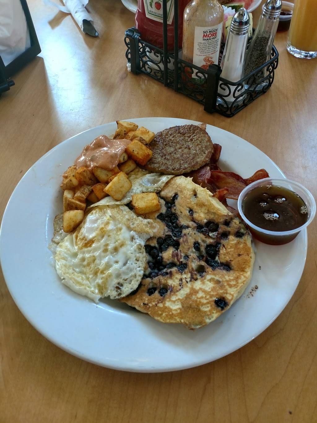 The Guzzle | restaurant | 42205 Rainbow St E, Thousand Island Park, NY 13692, USA | 3152032166 OR +1 315-203-2166