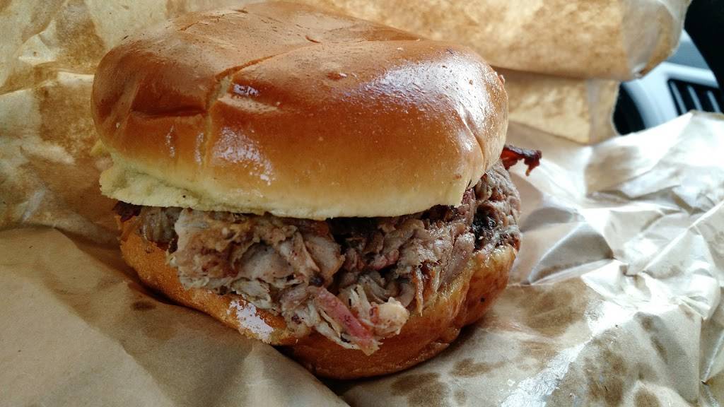 Dickeys Barbecue Pit | restaurant | 206 Danada Square W, Wheaton, IL 60189, USA | 6305909518 OR +1 630-590-9518