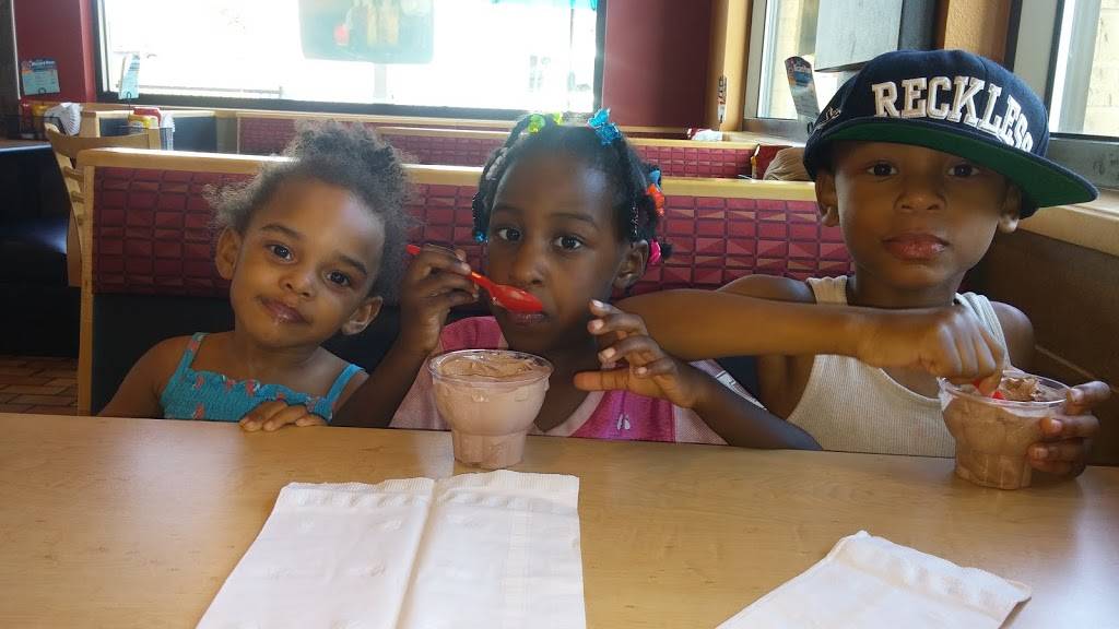 Dairy Queen Grill & Chill | restaurant | 1 Collinsport Dr, Collinsville, IL 62234, USA | 6183453633 OR +1 618-345-3633