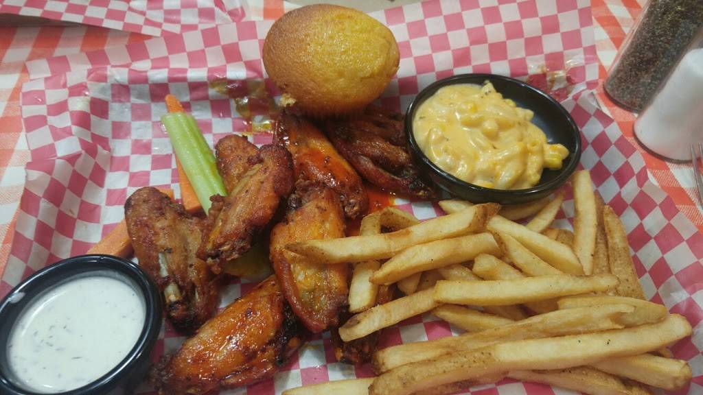 Famous Daves Bar-B-Que | restaurant | 3645 Vincennes Rd, Indianapolis, IN 46268, USA | 3178240200 OR +1 317-824-0200