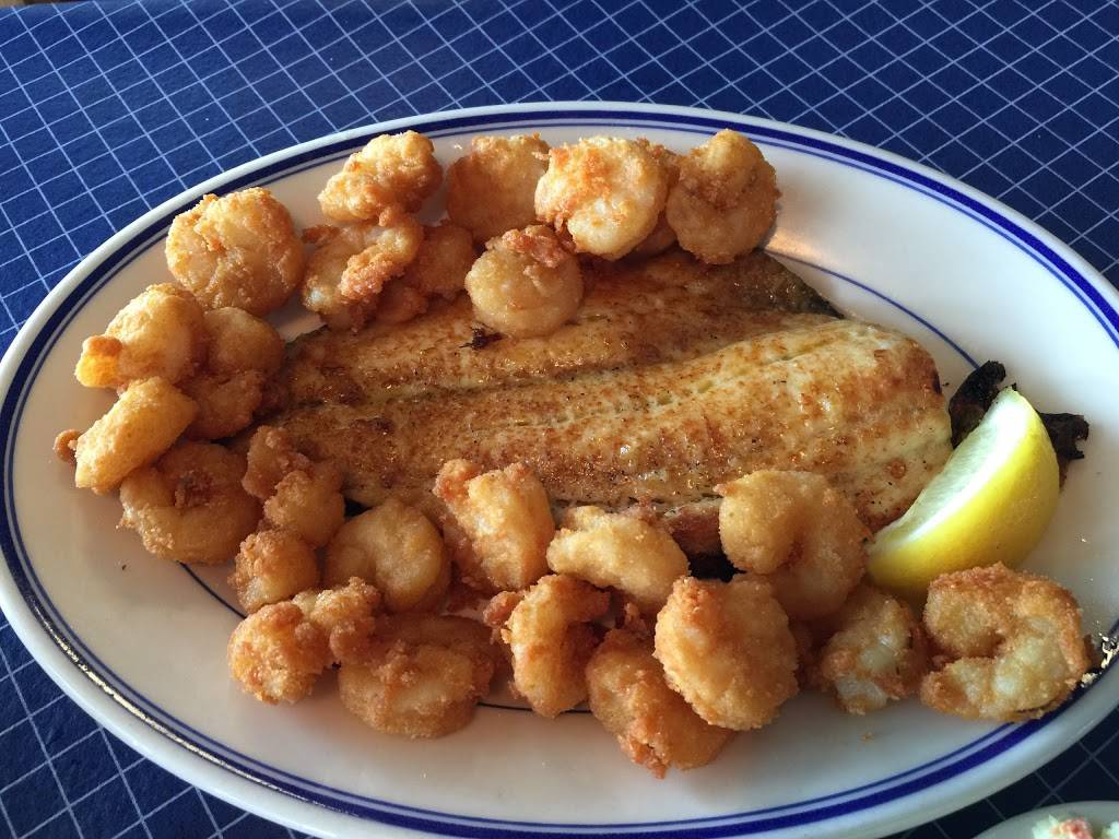 Sanitary Fish Market and Restaurant | restaurant | 501 Evans St, Morehead City, NC 28557, USA | 2522473111 OR +1 252-247-3111