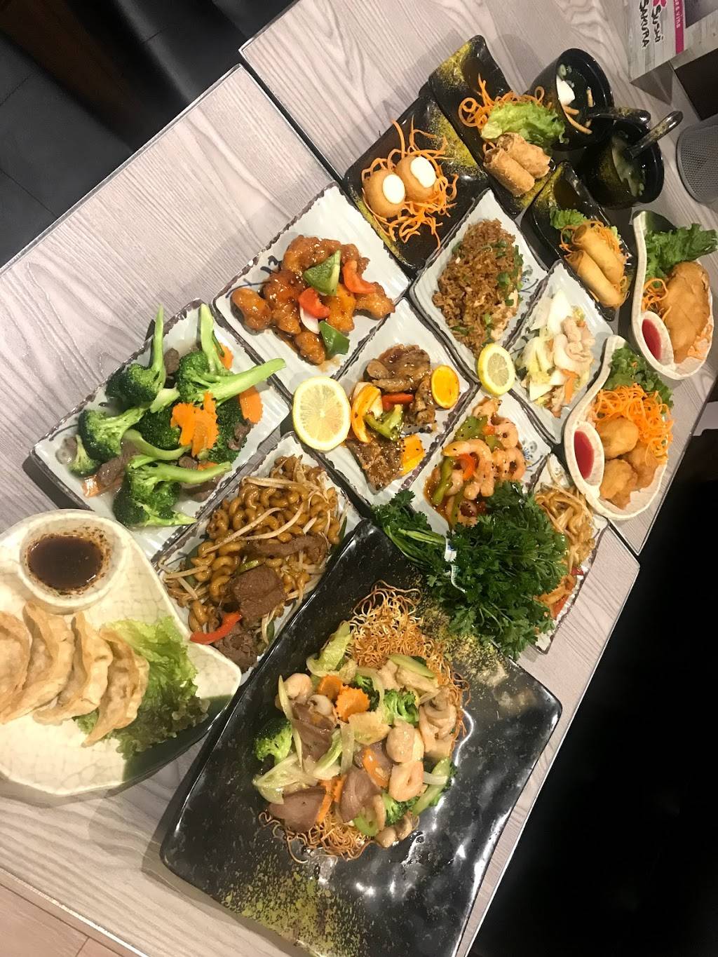 Sushi Sakura | restaurant | 3400 Chemin des Quatre-Bourgeois, Québec, QC G1W 2L3, Canada | 5819818008 OR +1 581-981-8008