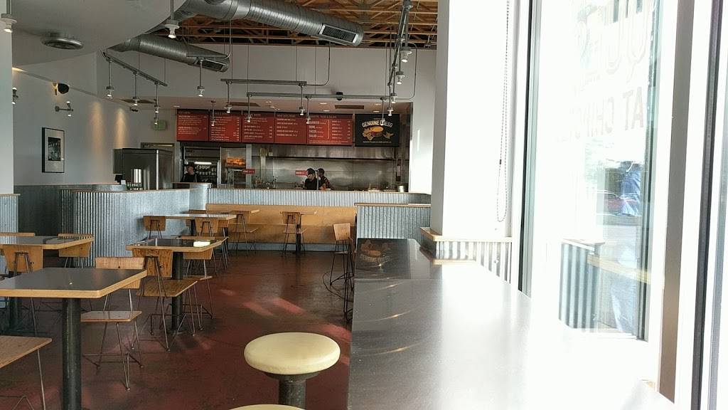 Chipotle Mexican Grill | restaurant | 3232 S 27th St, Milwaukee, WI 53215, USA | 4143891380 OR +1 414-389-1380