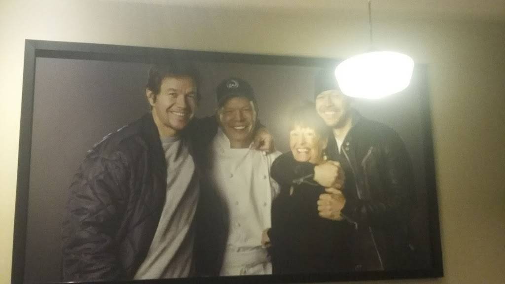 Wahlburgers | restaurant | 350 Lincoln St #2501, Hingham, MA 02043, USA | 7817494972 OR +1 781-749-4972