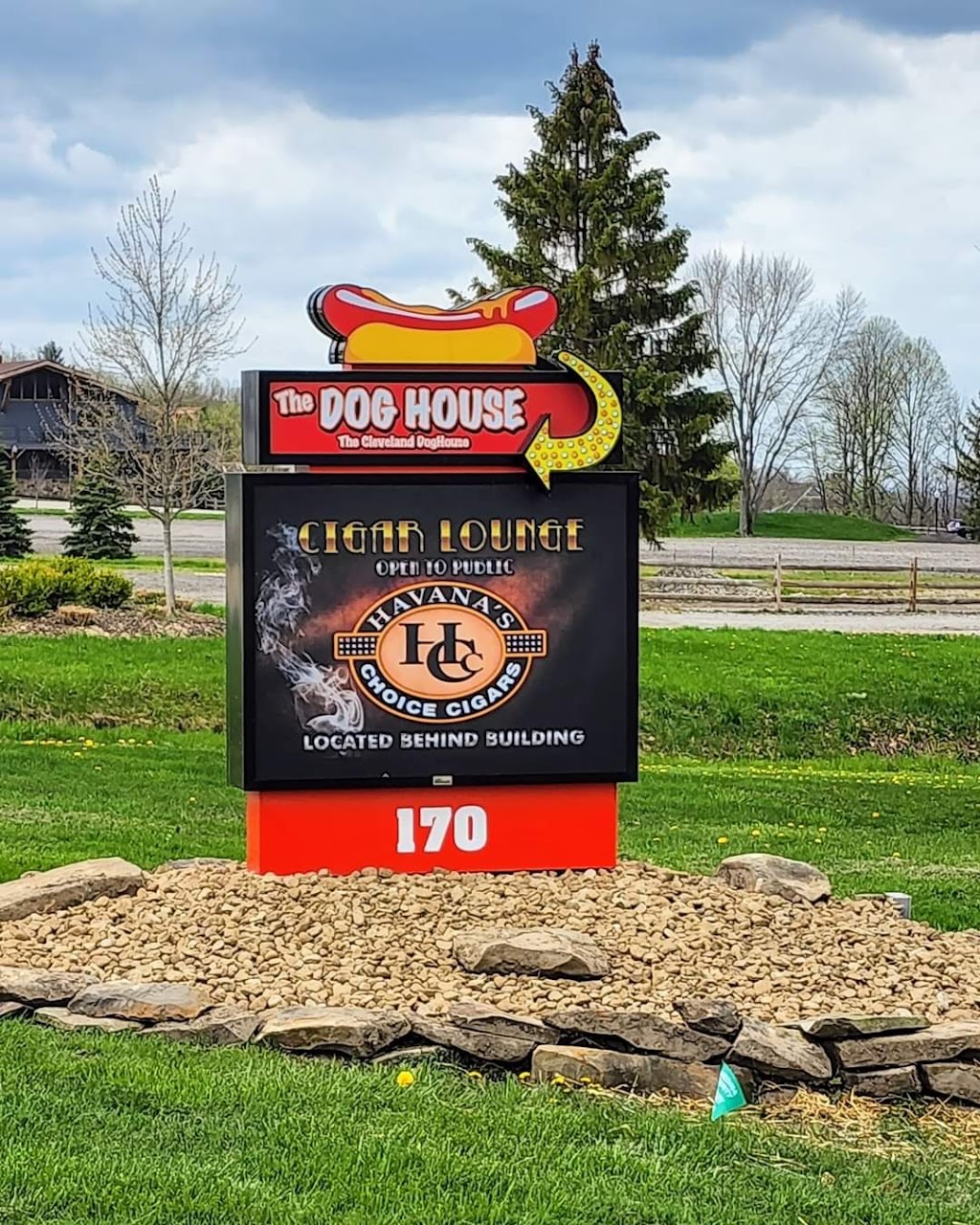 The Dog House | restaurant | 170 Pearl Rd, Brunswick, OH 44212, USA | 3307413471 OR +1 330-741-3471