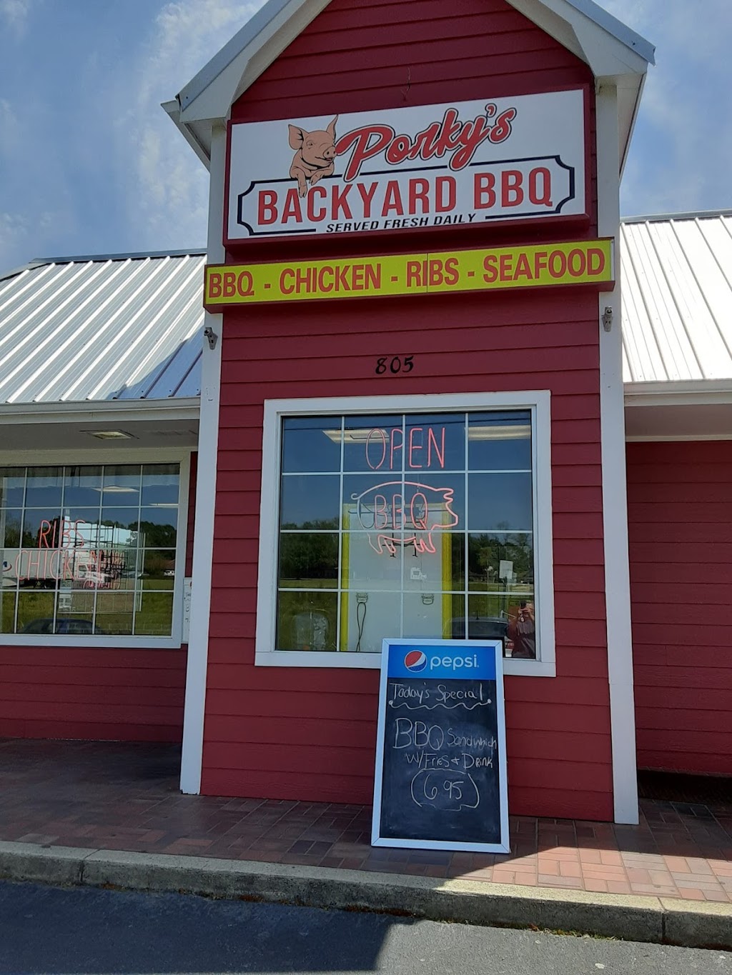 Porkys Backyard BBQ Restaurant | restaurant | 805 E Blvd, Williamston, NC 27892, USA | 2526610337 OR +1 252-661-0337