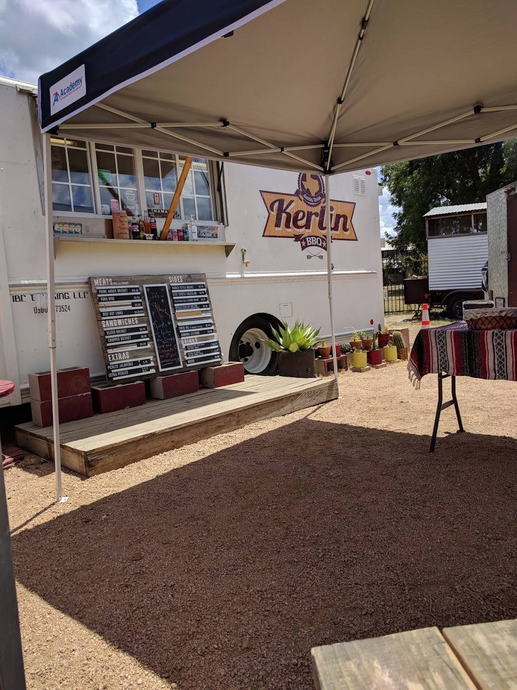 Kerlin BBQ | restaurant | 2207 E Cesar Chavez St, Austin, TX 78702, USA | 5124125588 OR +1 512-412-5588