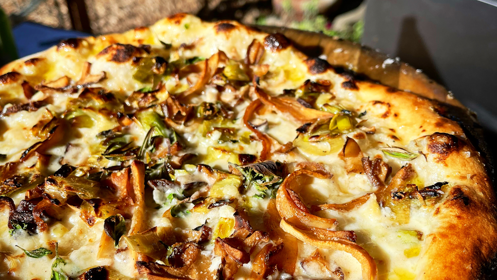 Dog Willing Pizza | restaurant | 21 Canyon Lake Dr #108, Port Costa, CA 94569, USA | 5106891968 OR +1 510-689-1968