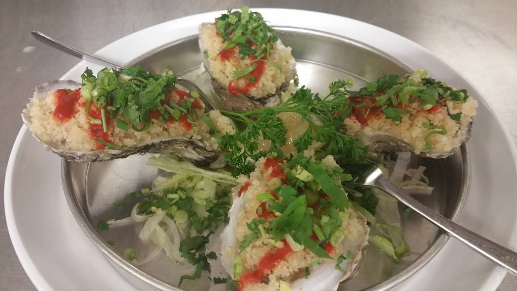 Sriracha Thai Bistro and Oyster Bar | restaurant | 2900 River Dr #118, Moline, IL 61265, USA | 3095173145 OR +1 309-517-3145