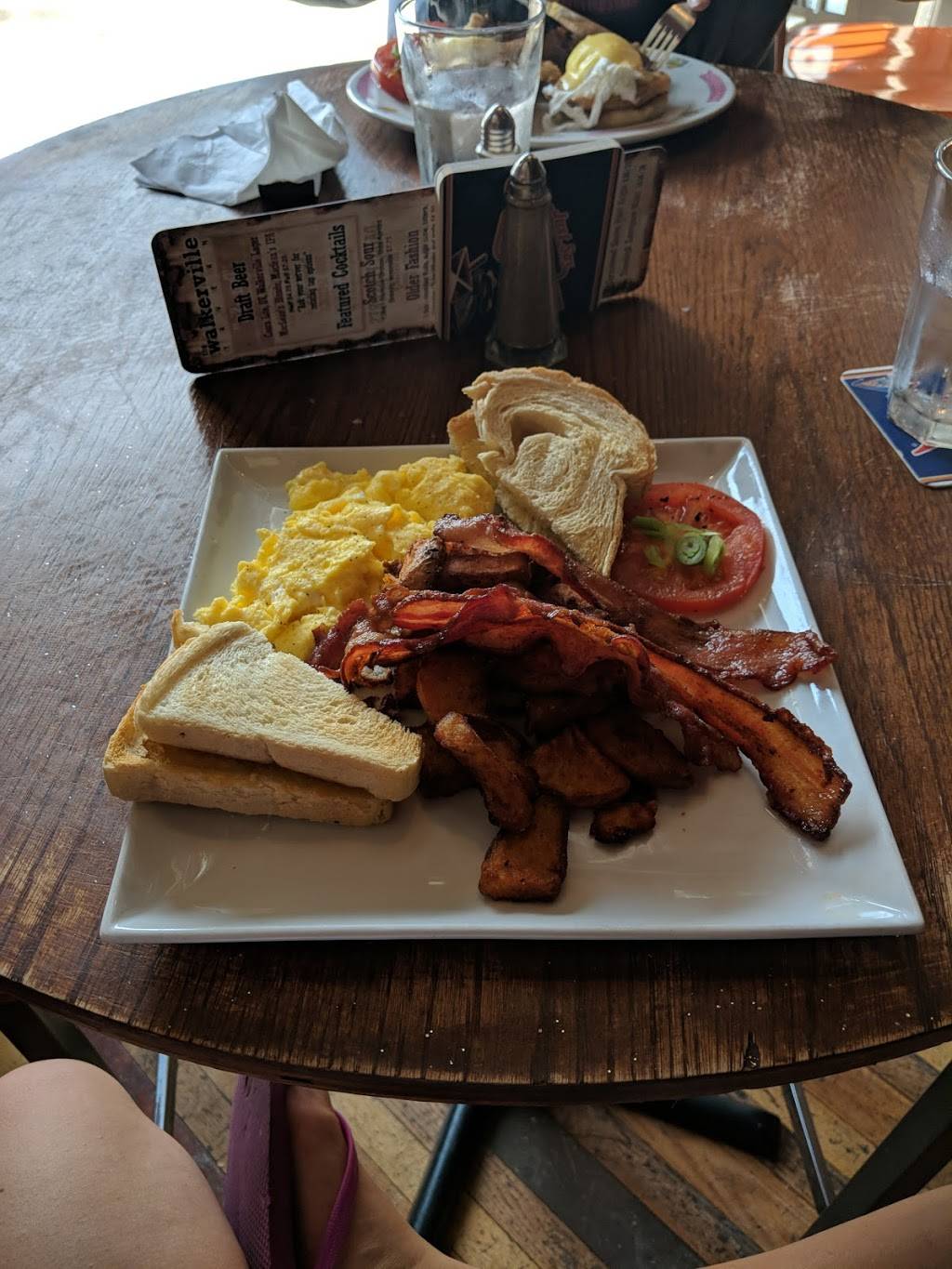 The Walkerville Tavern | restaurant | 1850 Wyandotte St E, Windsor, ON N8Y 1E3, Canada | 5192529661 OR +1 519-252-9661