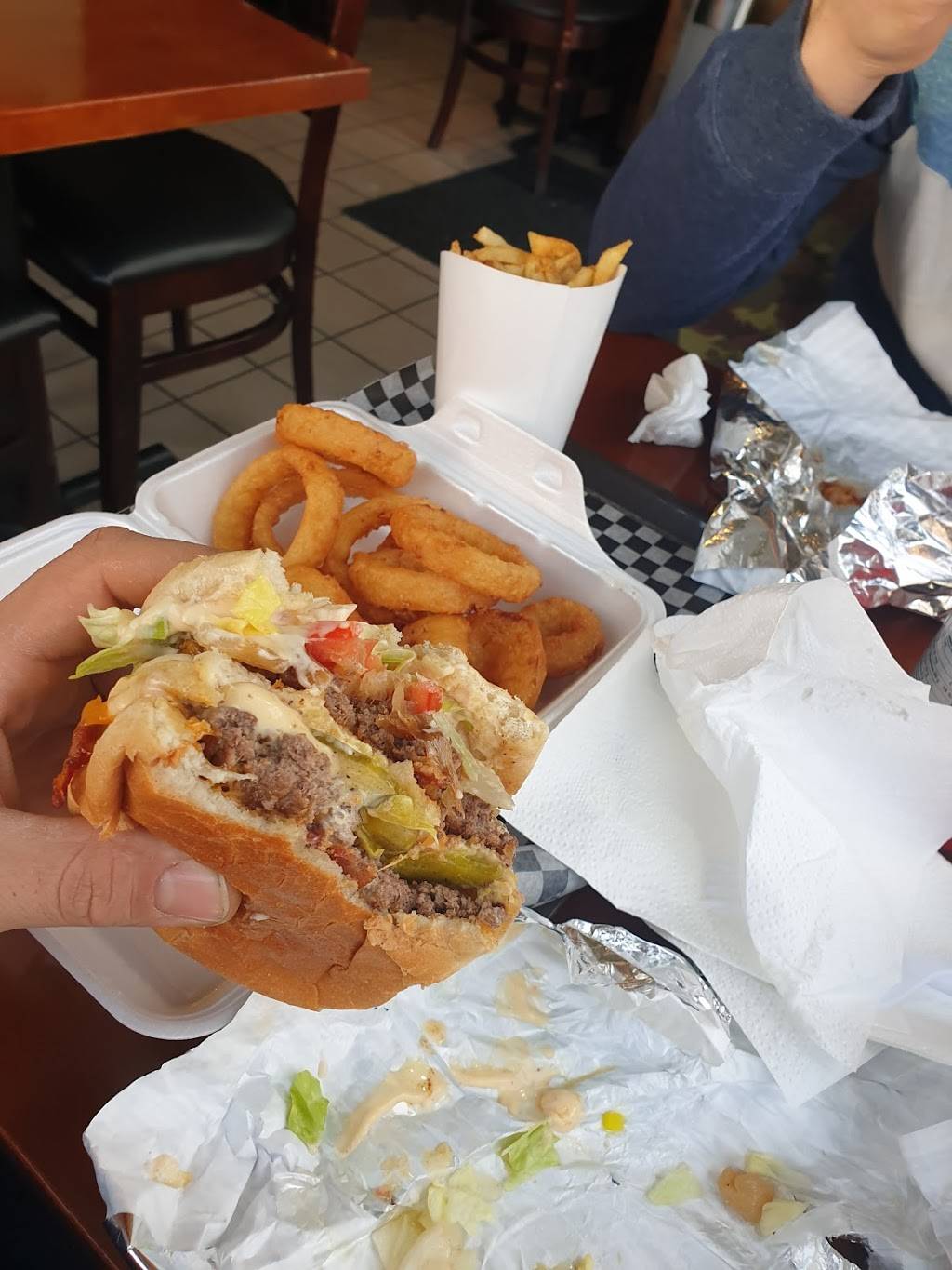 The Bulging Burger | restaurant | 2459 Queen St E, Toronto, ON M4E 1H7, Canada | 4166908466 OR +1 416-690-8466