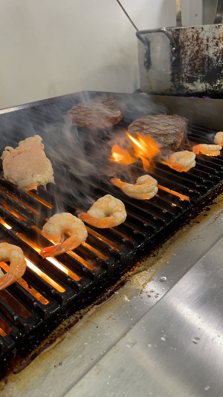 Chophouse Downtown | restaurant | 411 1st St SE, Cedar Rapids, IA 52401, USA | 3192001240 OR +1 319-200-1240