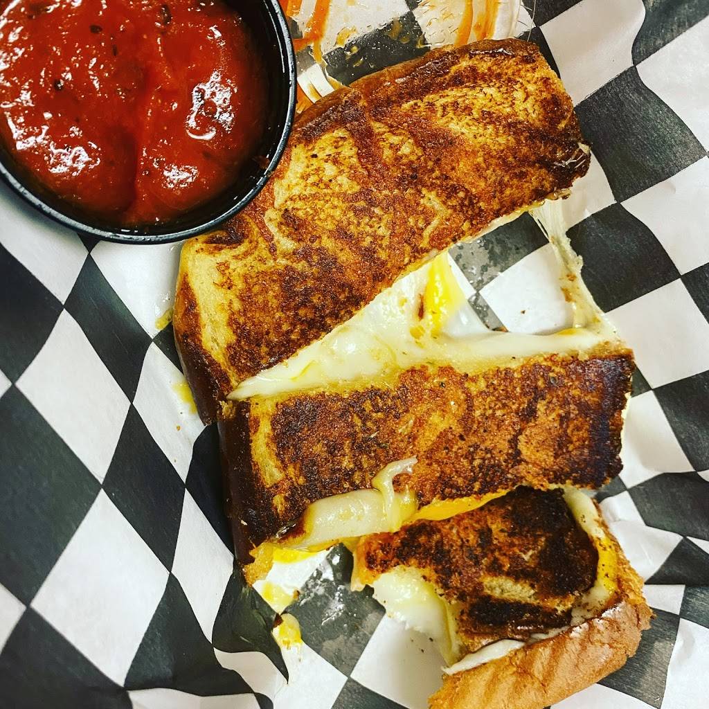 Kaylas Fill-Up Station | restaurant | 105 S Walters Ave, Hodgenville, KY 42748, USA | 2703585147 OR +1 270-358-5147