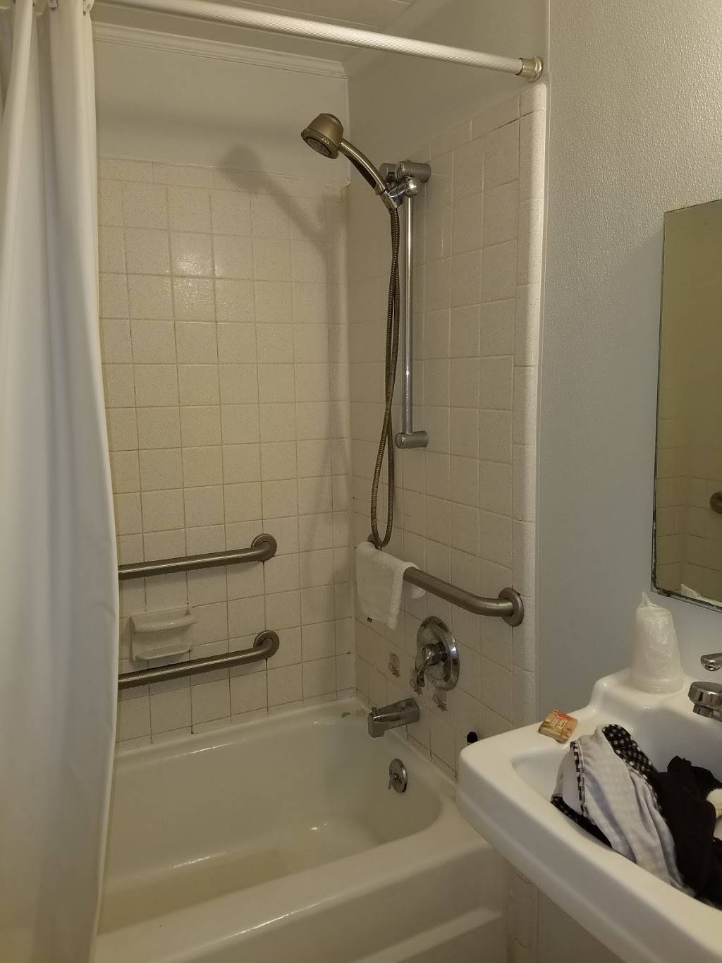 Jolly Roger Inn & Pier | restaurant | 803 Ocean Blvd, Topsail Beach, NC 28445, USA | 9103284616 OR +1 910-328-4616