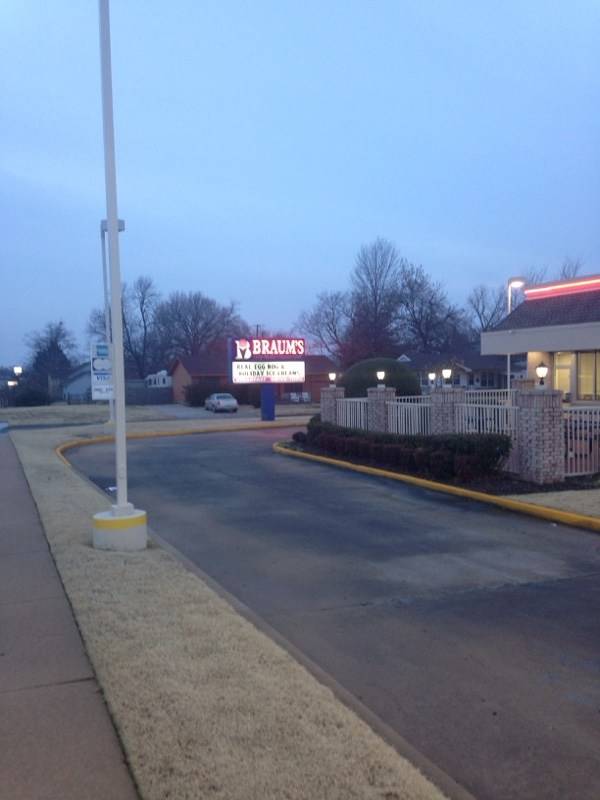 Braums Ice Cream & Burger Restaurant | restaurant | 804 N Elm Pl, Broken Arrow, OK 74012, USA | 9182582424 OR +1 918-258-2424