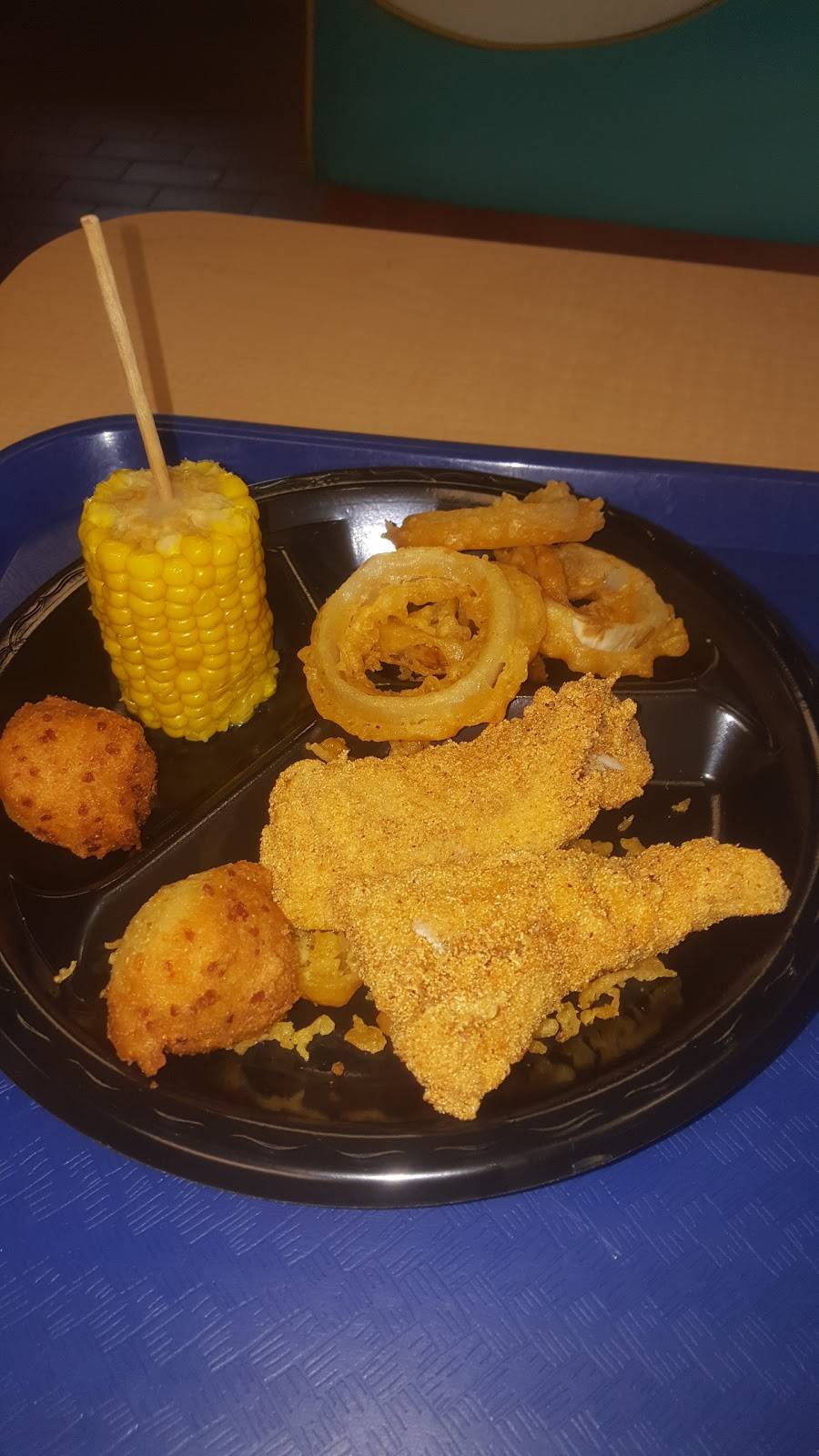 Long John Silvers | restaurant | 1015 S Green River Rd, Evansville, IN 47715, USA | 8124763662 OR +1 812-476-3662