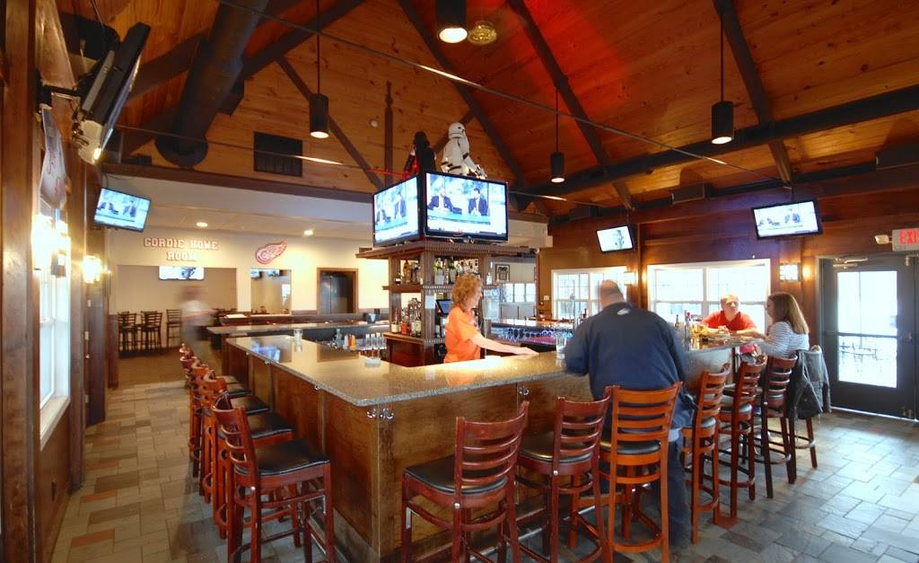 Willies Sports Cafe Hidden Valley | cafe | 19325 Schmarr Dr, Lawrenceburg, IN 47025, USA | 8125370512 OR +1 812-537-0512