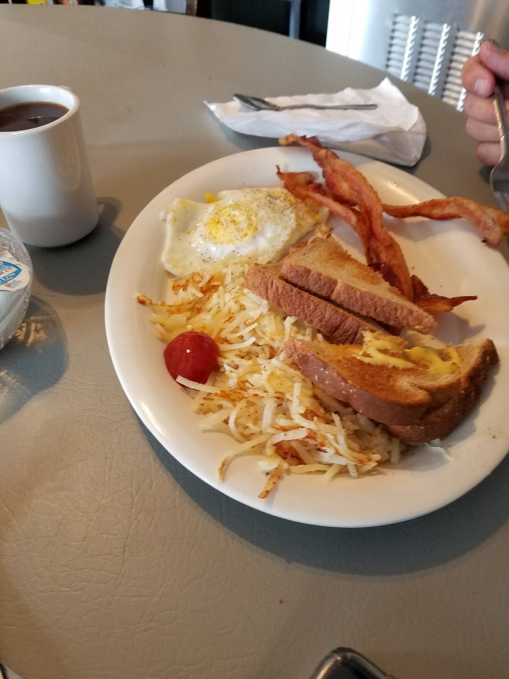 Anchor Grille | restaurant | 501 E Franklin Ave, Sesser, IL 62884, USA | 6186257100 OR +1 618-625-7100