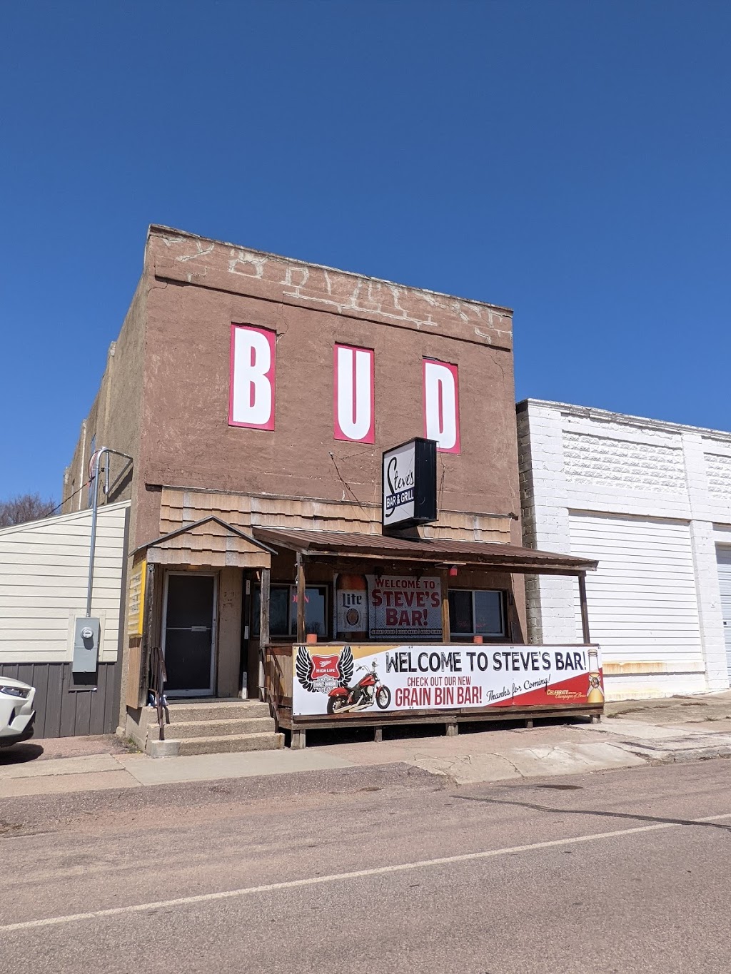 Steves Bar & Grill | restaurant | 212 3rd St, Trent, SD 57065, USA | 6054285603 OR +1 605-428-5603