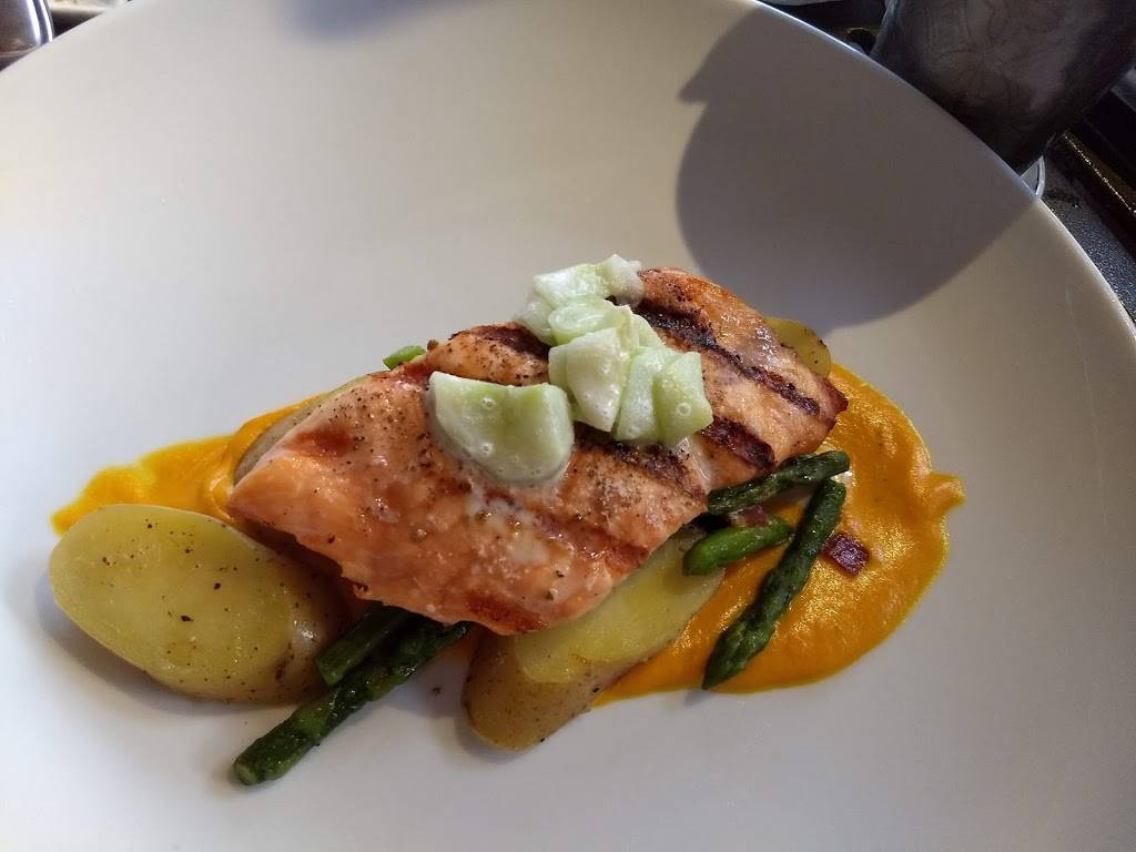 The Turf Club Bar and Grill | restaurant | 1960 Broadway, Orlando, FL 32830, USA | 4079393463 OR +1 407-939-3463