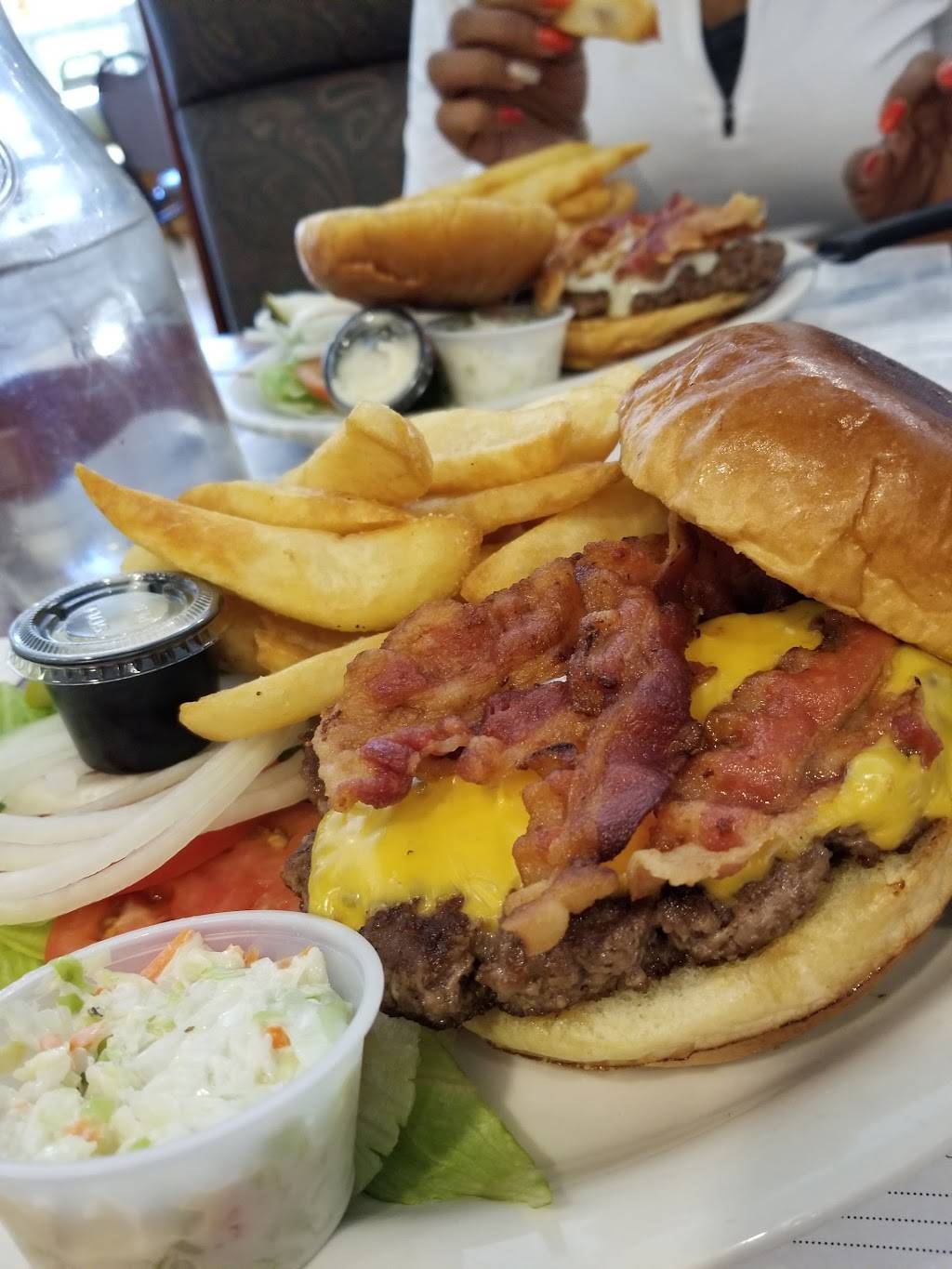 Gabes Place | restaurant | 9 E Main St, Glenwood, IL 60425, USA | 7087577171 OR +1 708-757-7171