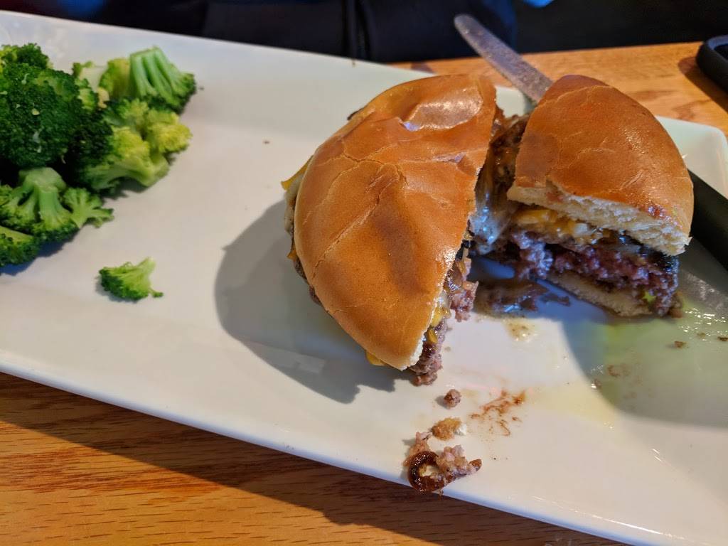 Quaker Steak & Lube | restaurant | 2191 Millennium Blvd, Cortland, OH 44410, USA | 3303729464 OR +1 330-372-9464