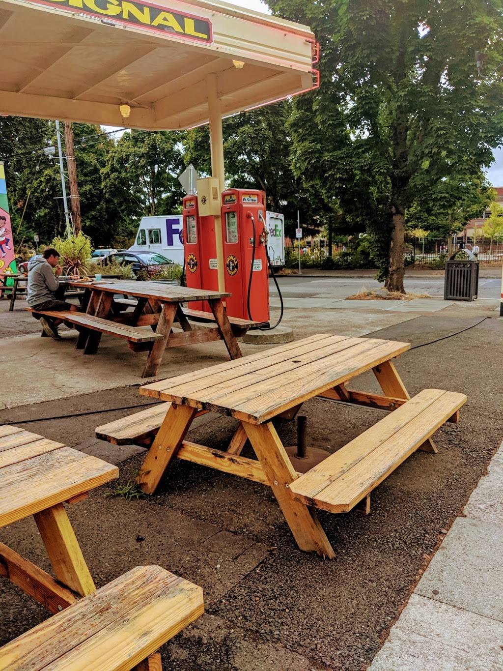 Signal Station Pizza | restaurant | 8302 N Lombard St, Portland, OR 97203, USA | 5032862257 OR +1 503-286-2257