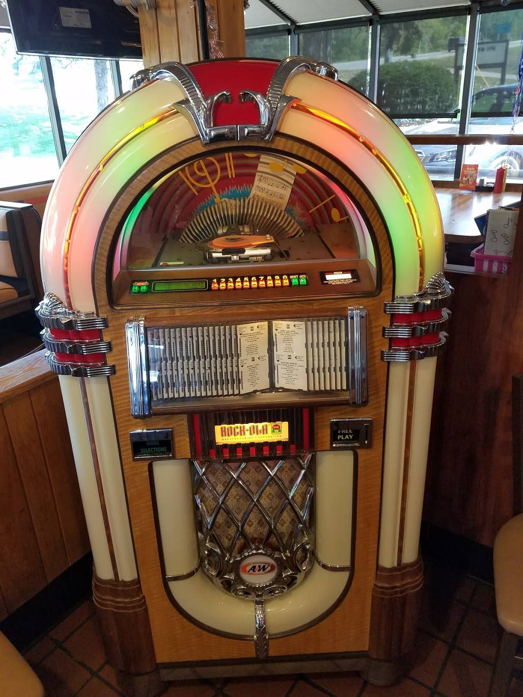 A&W Restaurant | restaurant | 21 Lake St, Frankfort, MI 49635, USA | 2313529021 OR +1 231-352-9021