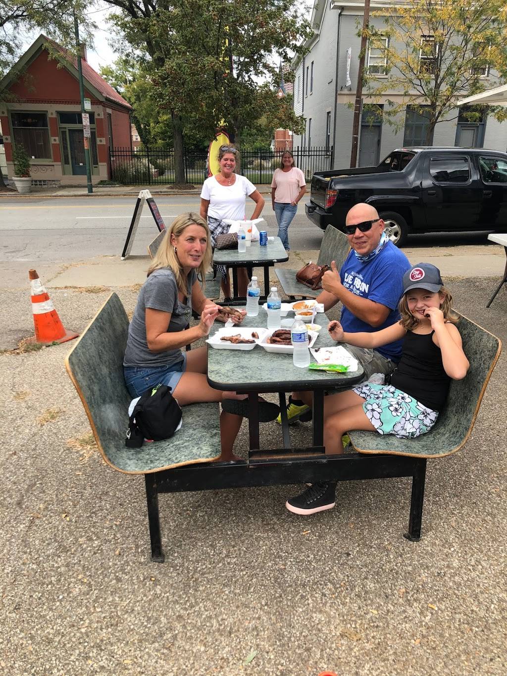 Ron Ds BBQ | restaurant | 6105 Madison Rd, Cincinnati, OH 45227, USA | 5135510771 OR +1 513-551-0771