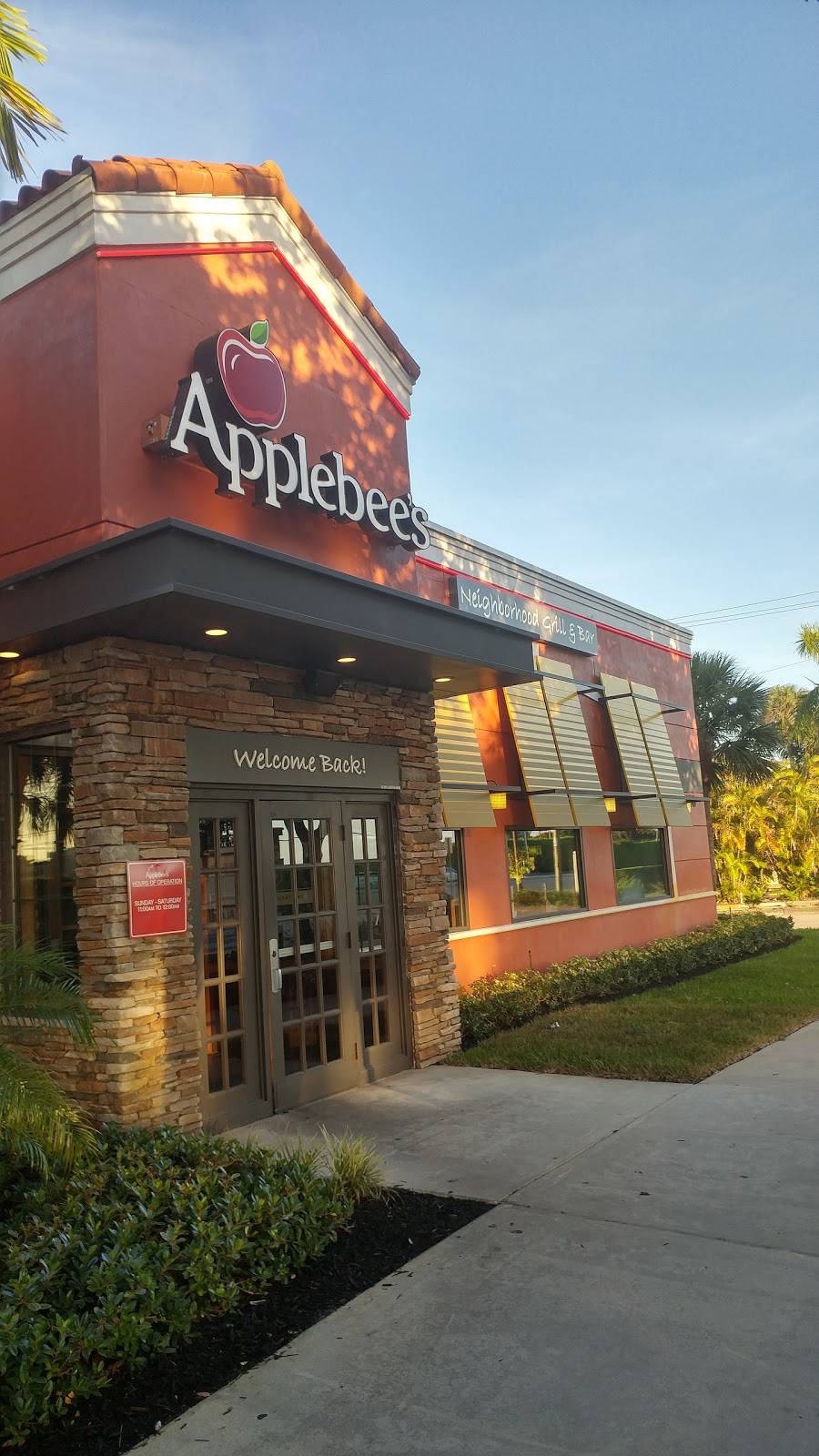 Applebees Grill + Bar | restaurant | 15058 Jog Rd, Delray Beach, FL 33446, USA | 5618658757 OR +1 561-865-8757