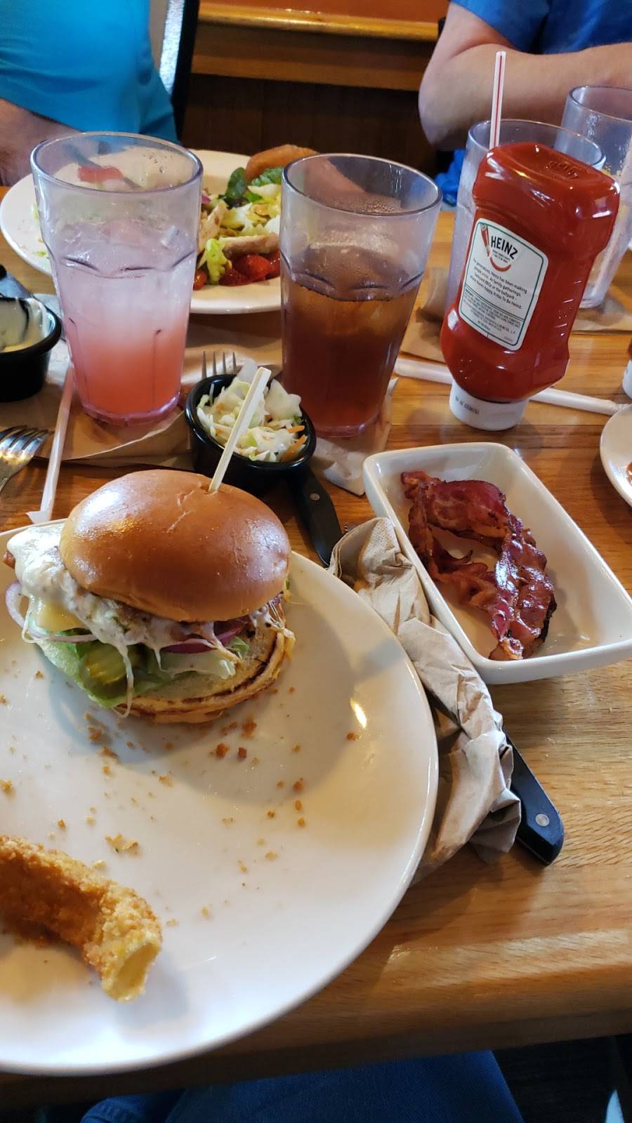 Applebees Grill + Bar | restaurant | 3730 Village Dr, Lincoln, NE 68516, USA | 4024201182 OR +1 402-420-1182