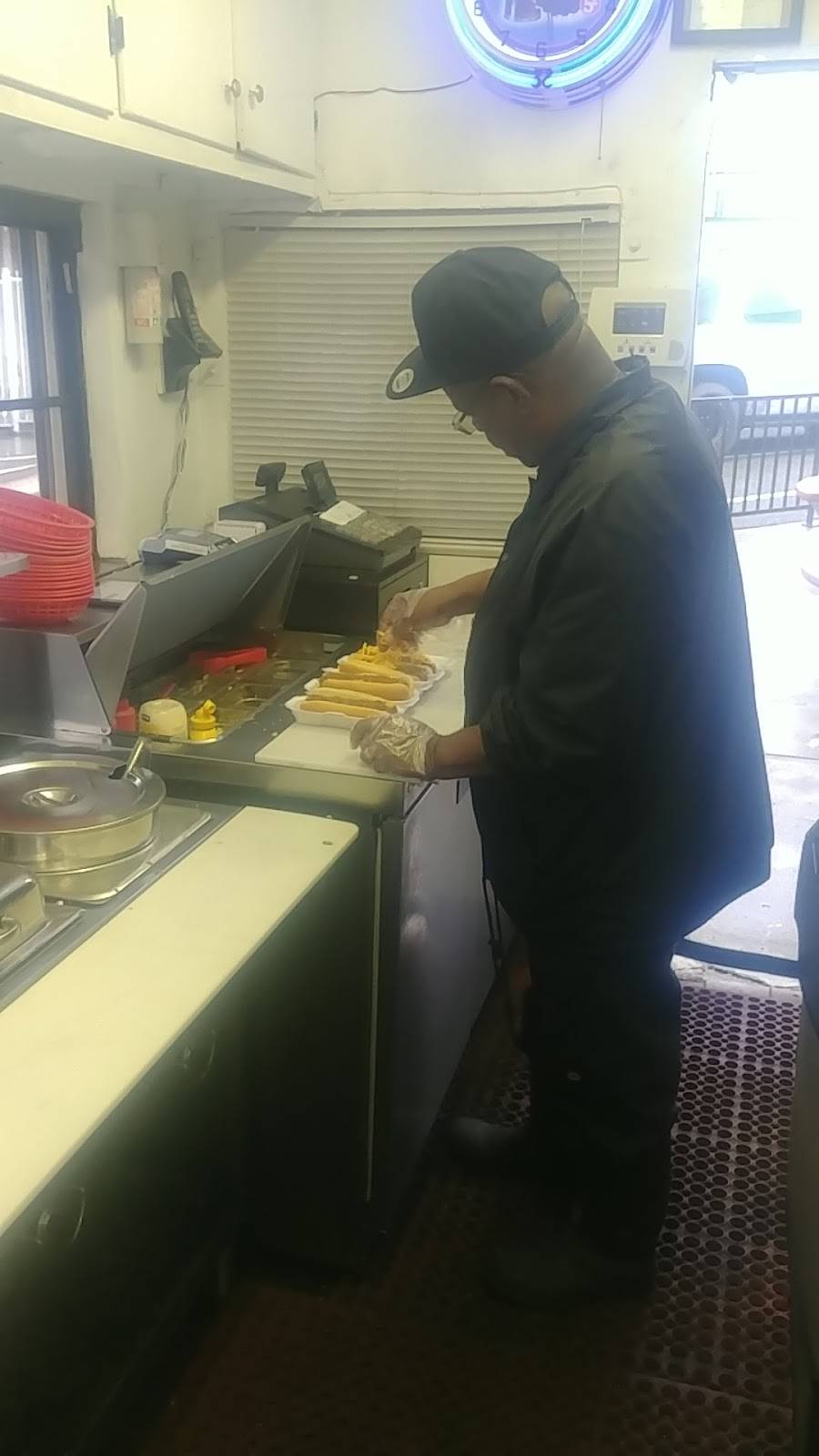 Arts Chili Dog Stand | restaurant | 1410 W Florence Ave, Los Angeles, CA 90047, USA | 3237501313 OR +1 323-750-1313