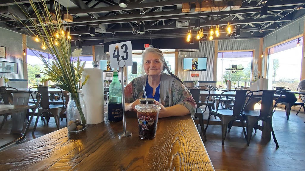 CHIC N PIG | restaurant | 3200 Godfrey Rd, Godfrey, IL 62035, USA | 6184338555 OR +1 618-433-8555