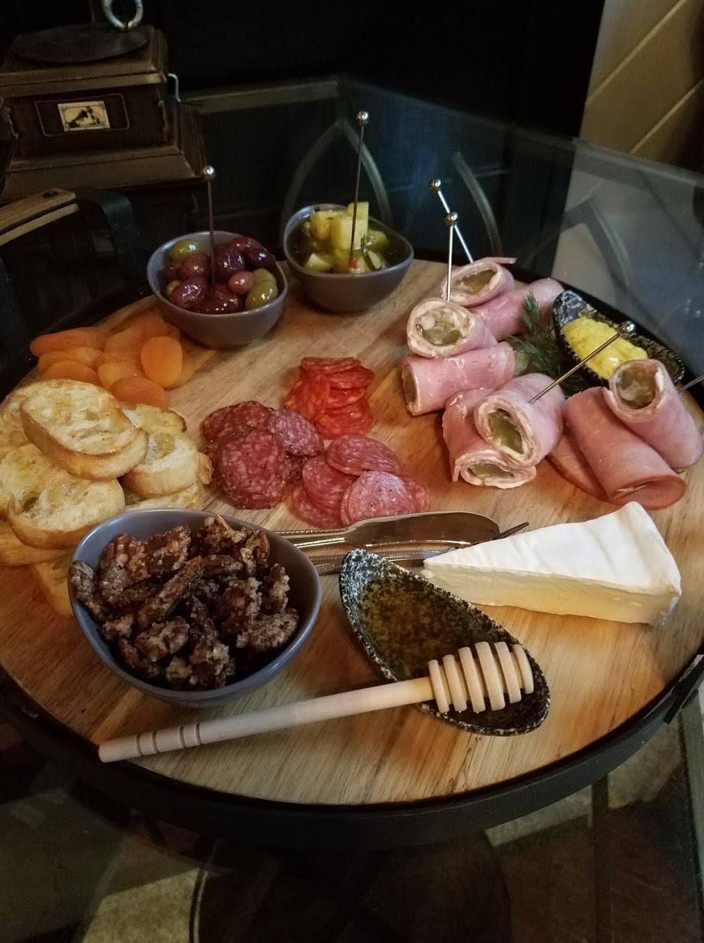 Moniker 86 Social Club | restaurant | 821 3rd Ave SE, Cedar Rapids, IA 52403, USA | 3192008686 OR +1 319-200-8686