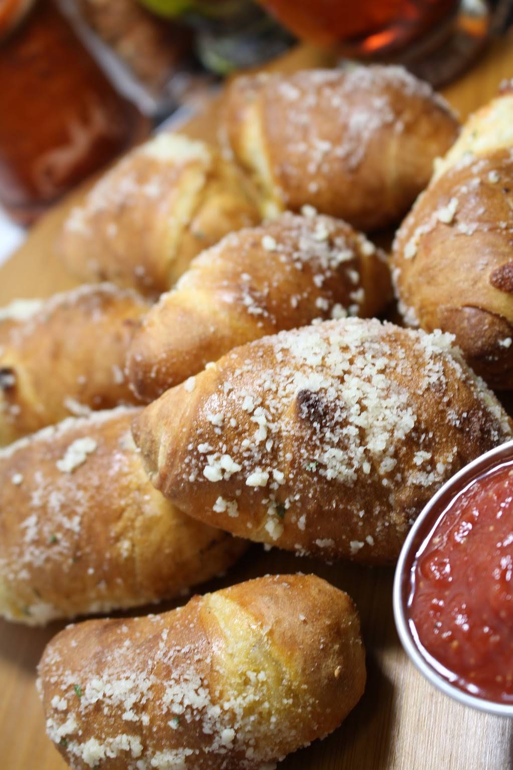 Mineos Pizza | restaurant | 2350 Noblestown Rd, Pittsburgh, PA 15205, USA | 4129221626 OR +1 412-922-1626