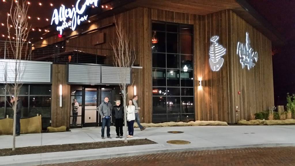 Alley Cat Oyster Bar | restaurant | 1056 Old River Rd, Cleveland, OH 44113, USA | 2165749999 OR +1 216-574-9999