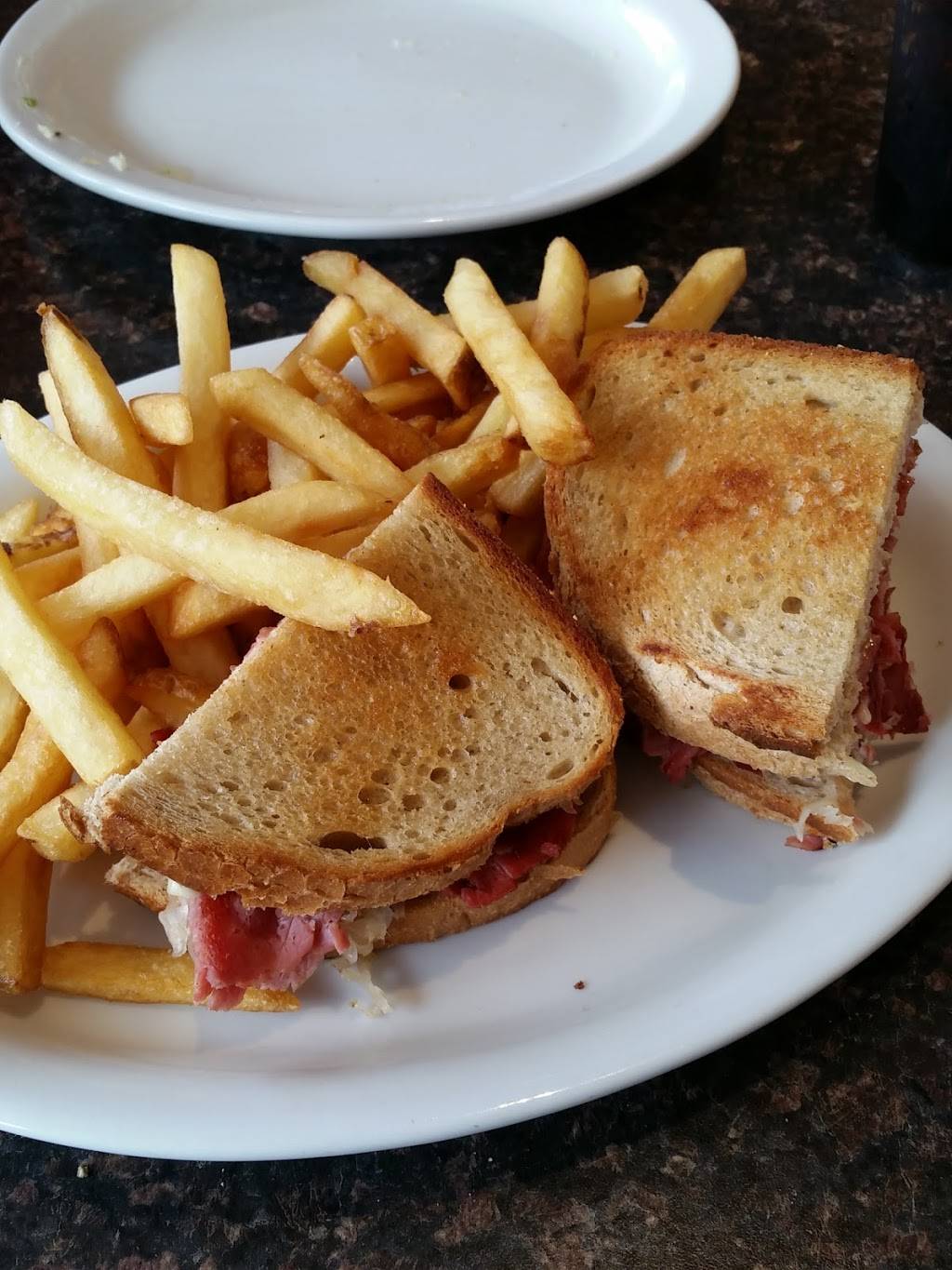 Ginger Bread House Restaurant | restaurant | 1 Talbot St E, Leamington, ON N8H 1L1, Canada | 5193265343 OR +1 519-326-5343