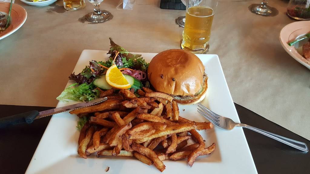 Le Bistro | restaurant | 570 Rue Notre Dame, Montebello, QC J0V 1L0, Canada | 8194236900 OR +1 819-423-6900