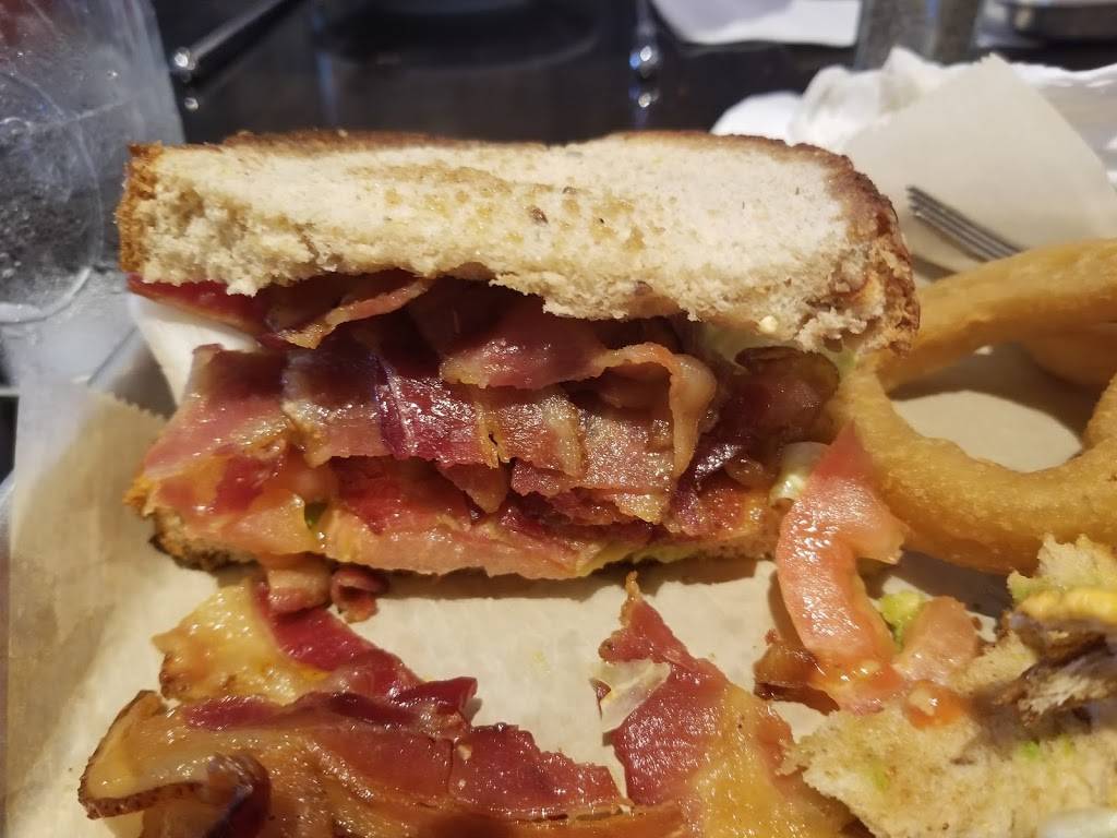 Suds Maguires Bar & Grill | restaurant | 1270 W Bagley Rd, Berea, OH 44017, USA | 4409734243 OR +1 440-973-4243