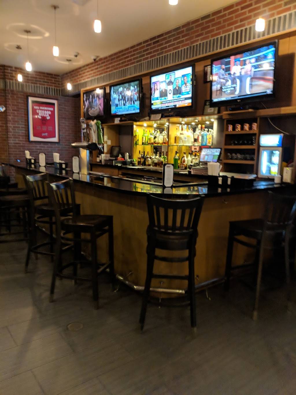 Coaches Sports Bar & Grill | restaurant | 6624 S Cicero Ave, Chicago, IL 60638, USA | 7083257050 OR +1 708-325-7050