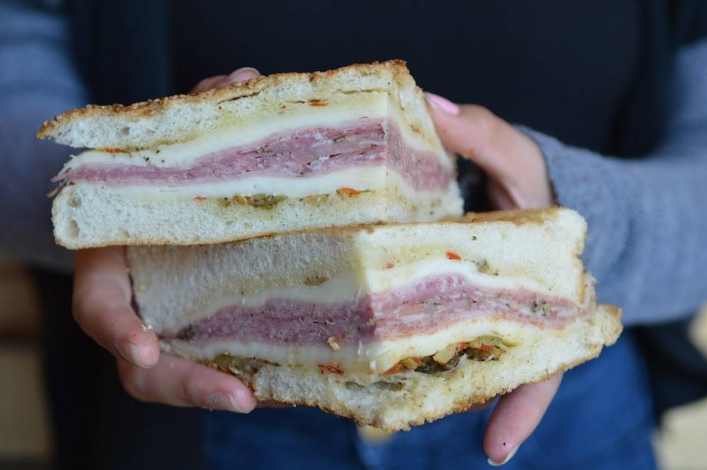 Poboys and Pies | restaurant | 101 Lafayette St, Salem, MA 01970, USA | 9782242922 OR +1 978-224-2922