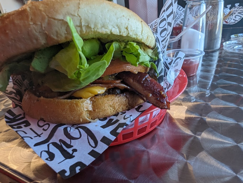 Dos Locos Burgers And Wings | restaurant | 3117 Saul Kleinfeld Dr, El Paso, TX 79936, USA | 9157016226 OR +1 915-701-6226