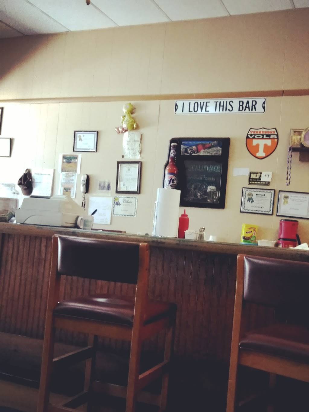 Scallywags Uptown Grill | restaurant | 28 S Jefferson St, Winchester, TN 37398, USA | 9319679302 OR +1 931-967-9302